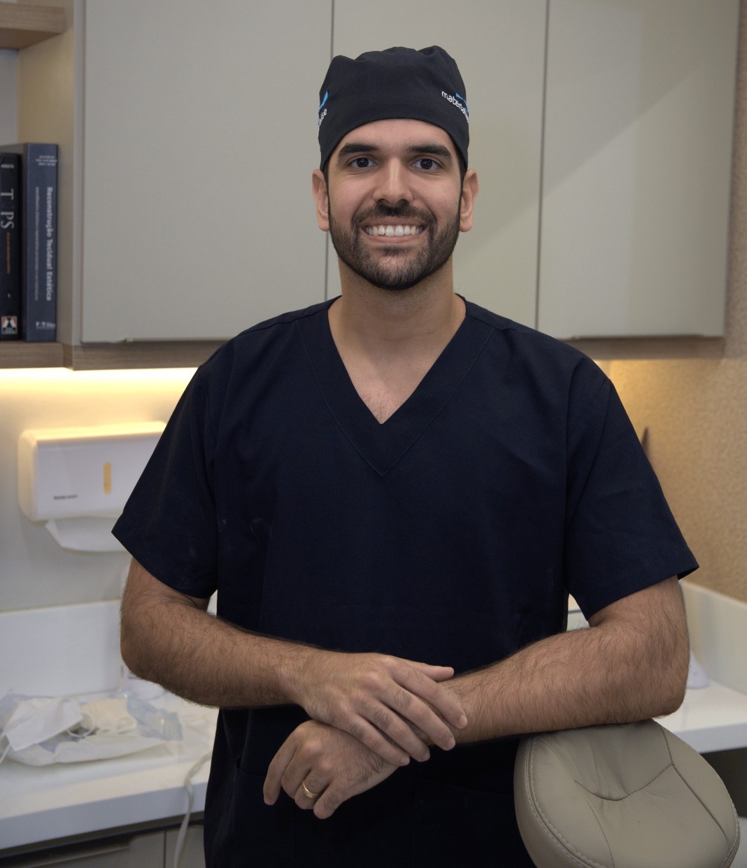 Dr. Tiago Pecegueiro em seu consultório